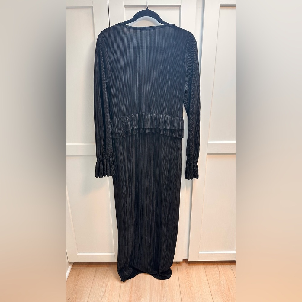 Boohoo Black Plisse Long Sleeve V-Neck Maxi Dress - Picture 10 of 11